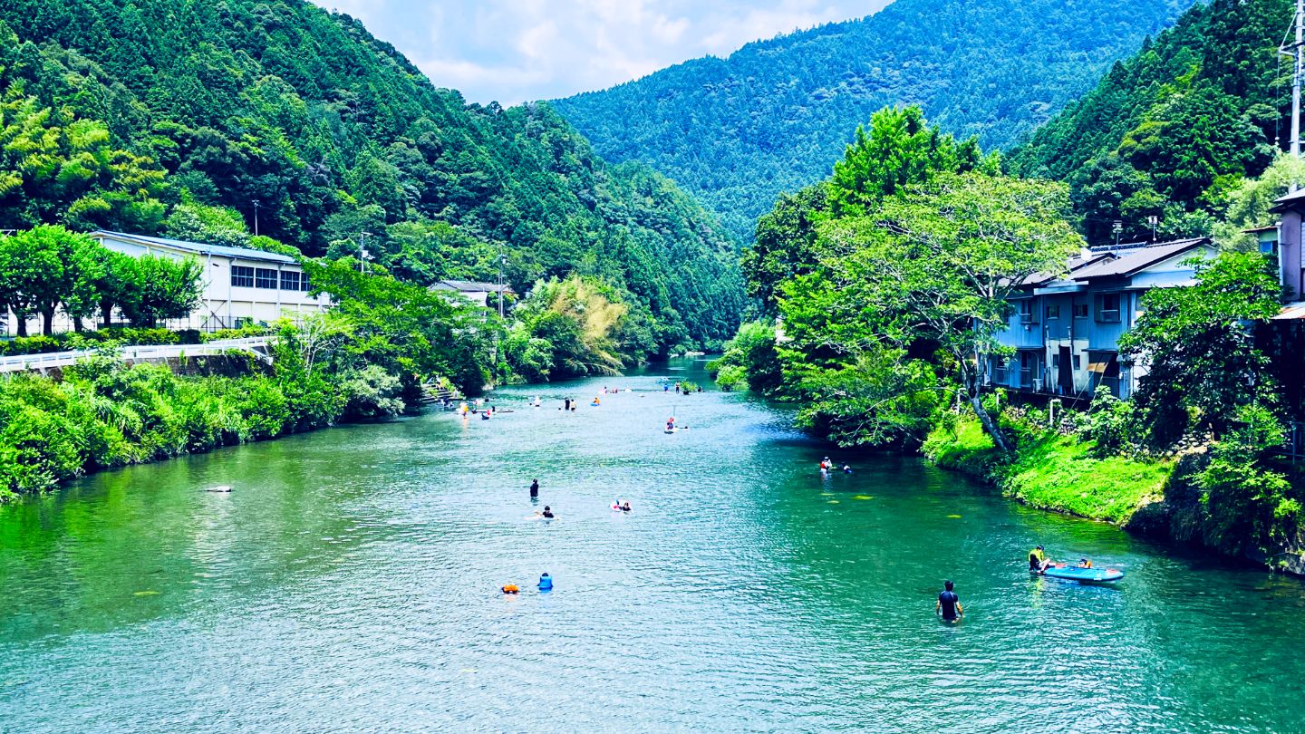 大自然に包まれる早明浦エリア